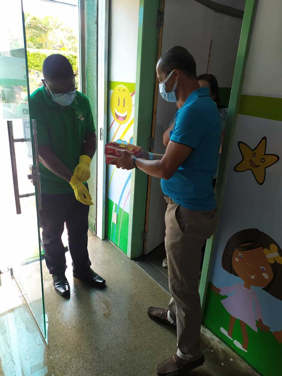 Camacã: Prefeito Paulo do Gás recebe funcionários com bombons
